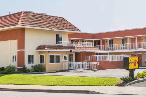 Super 8 by Wyndham Azusa image 9