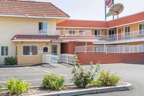 Super 8 by Wyndham Azusa image 10