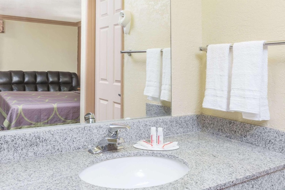 Super 8 by Wyndham Azusa Main image