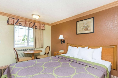 Super 8 by Wyndham Azusa image 3