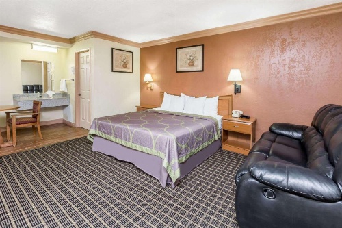 Super 8 by Wyndham Azusa image 4